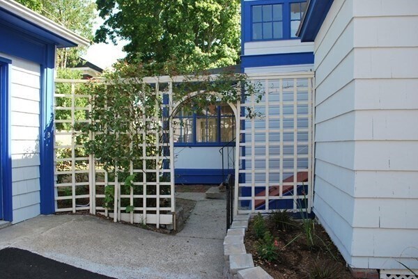 Building Photo - 102 Lothrop St