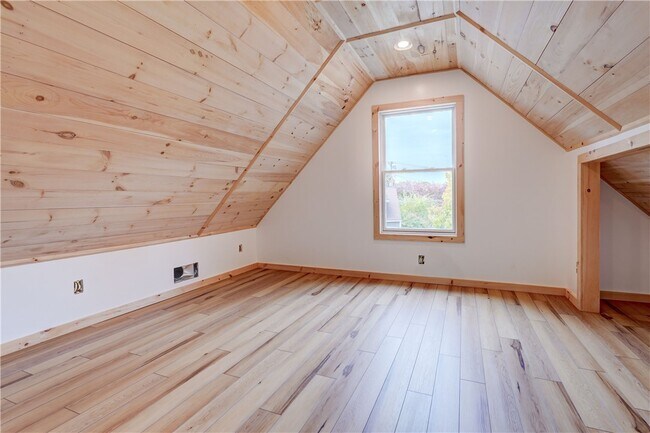 Building Photo - 413 Caroline St