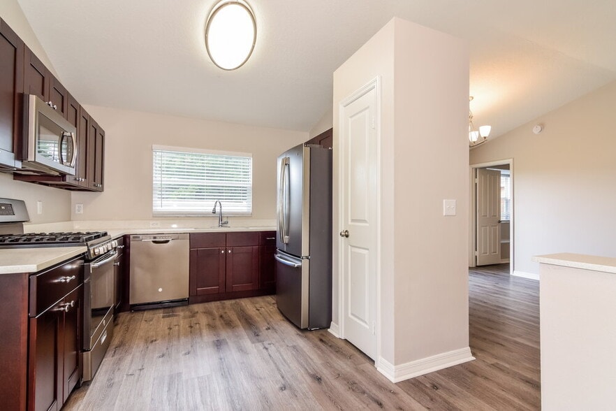 Building Photo - 2028 Cattleman Dr