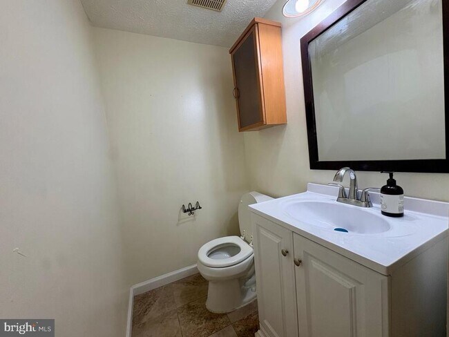 Building Photo - 8112 Parkdale Ct