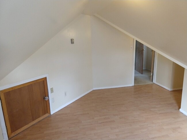 Building Photo - 387 Feura Bush Rd