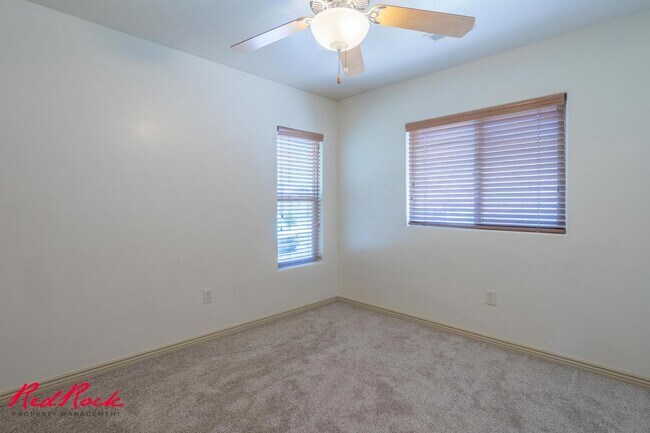 Building Photo - 3 Bedroom Townhome In Fossil Hills!