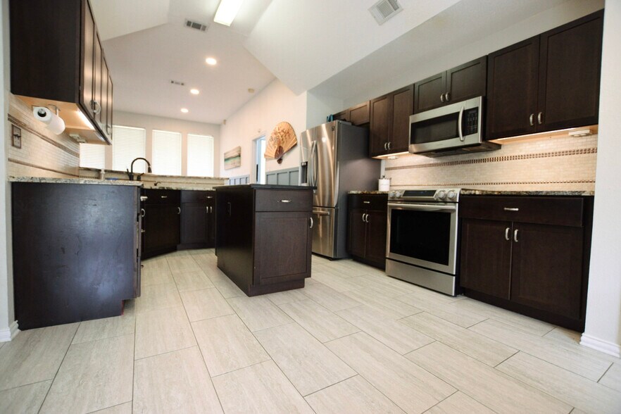 Building Photo - 1207 Old Knoll Dr