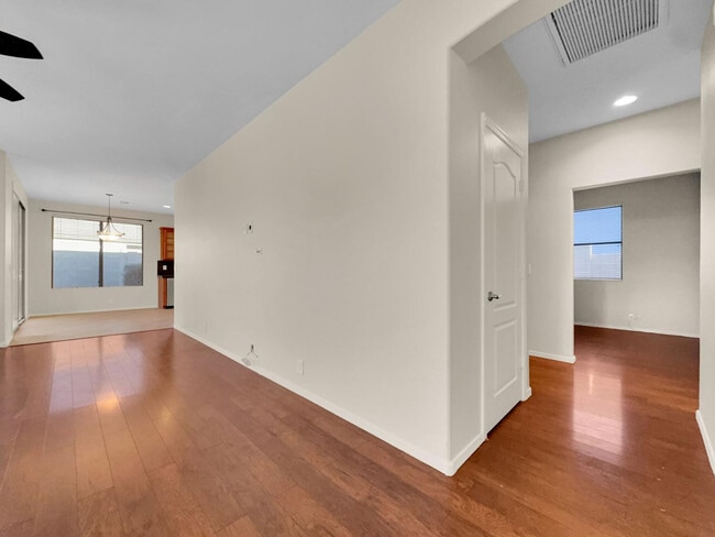 Building Photo - 261 N Nash Way