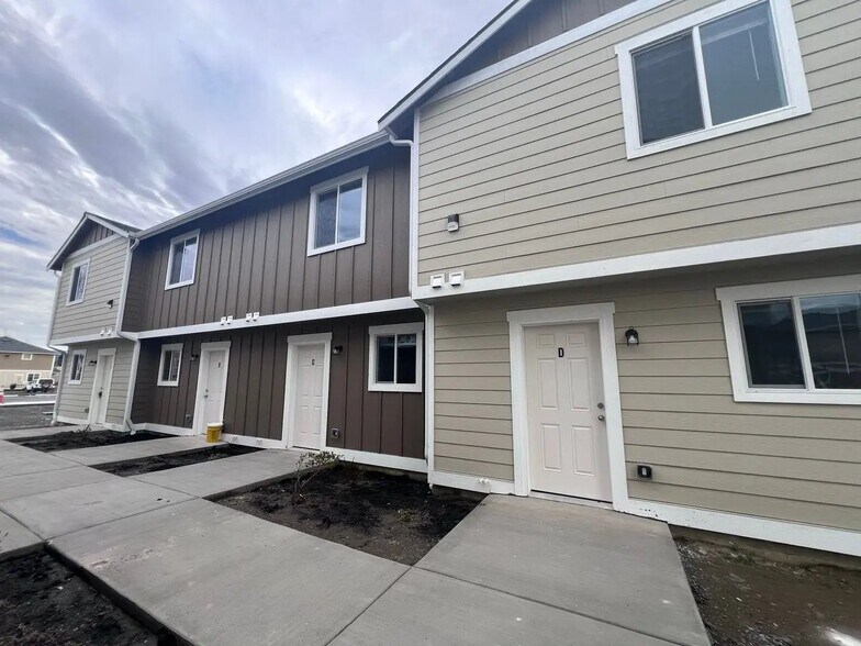 FIRST MONTHS RENT FREE - 677 Cook Rd