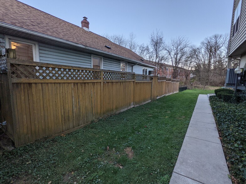 Side yard, partially shared with town home community - 336 Jefferson Ave