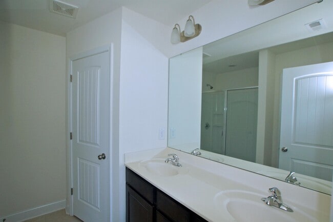 Building Photo - 135 Polaris Ave