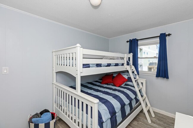 Building Photo - FURNISHED OFF-SEASON MONTHLY RENTAL-STARTI...