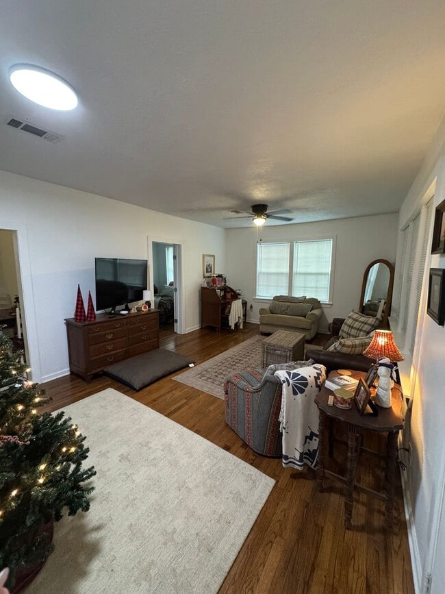 Building Photo - August Move-In! Charming 2/1 house near Do...