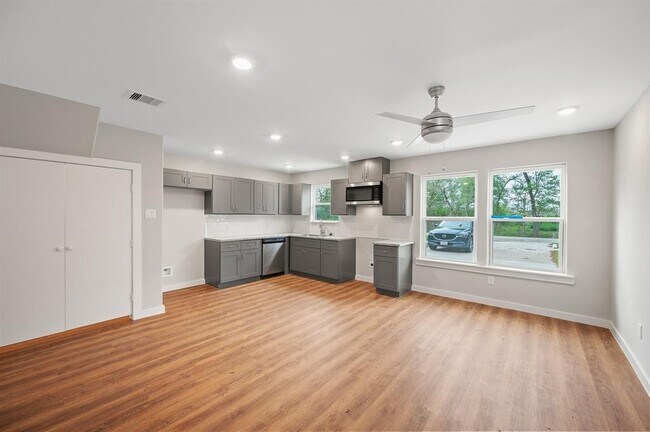 Building Photo - 7804 Crestview Dr