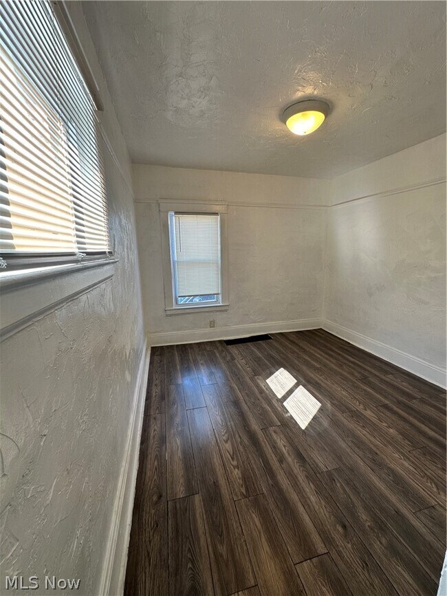 Building Photo - 837 Wayside Rd