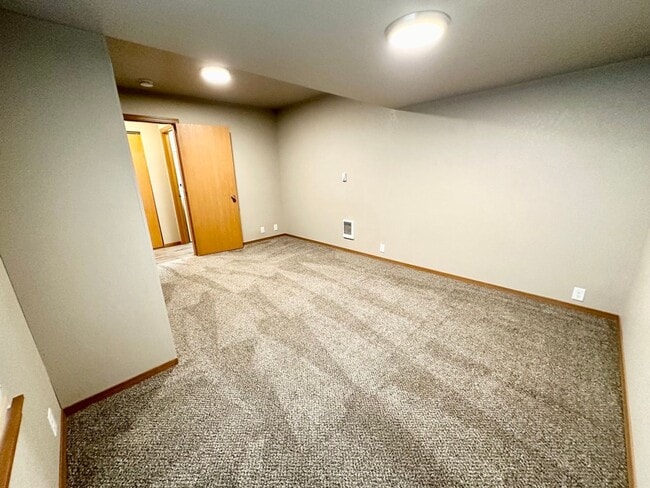 Building Photo - Updated Townhouse in Ellenbsurg