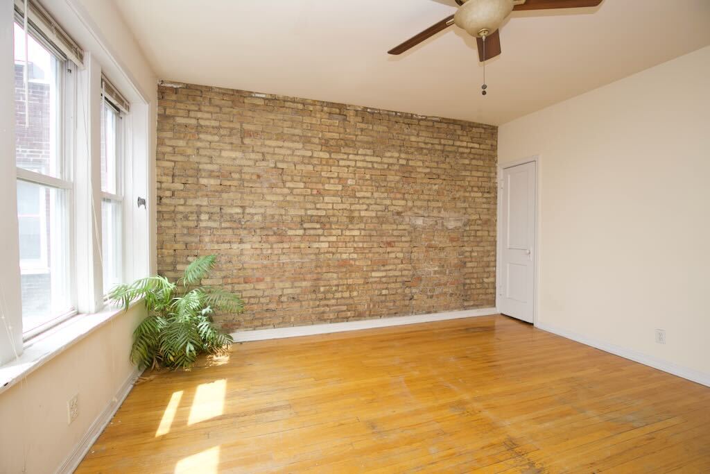Building Photo - 3040 W Wellington Ave