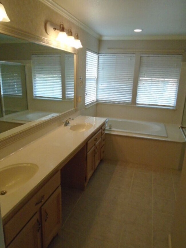 Building Photo - NICE TWO STORY, 3 BEDROOM, 3 FULL BATHROOM...