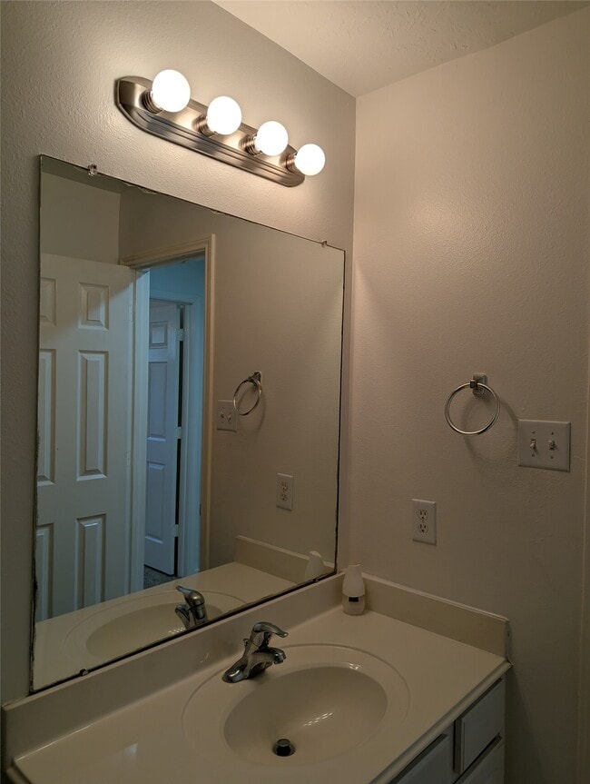 Building Photo - 5618 Savannah Woods Ln