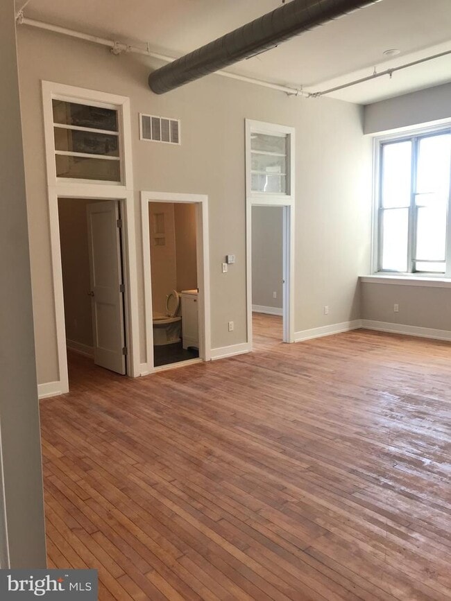 Building Photo - 4629 E Thompson St