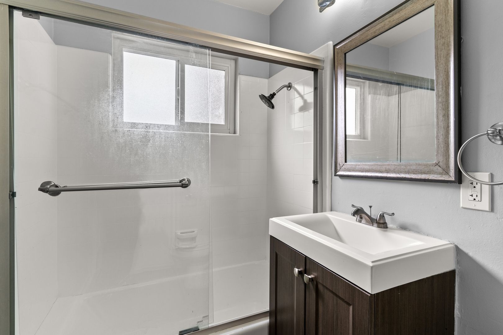 Building Photo - 539 E 11th St