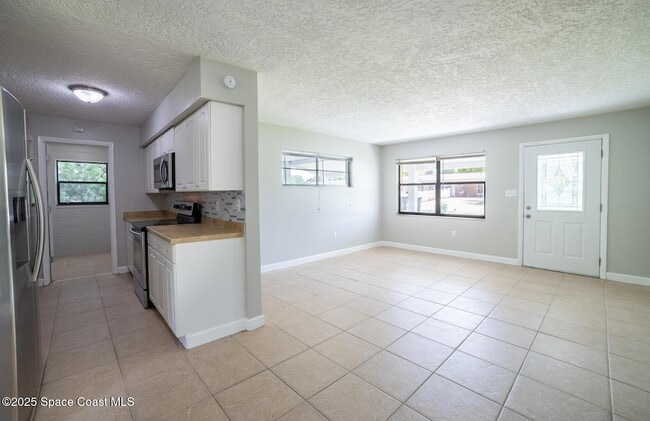 Building Photo - 2285 Dolphin Rd