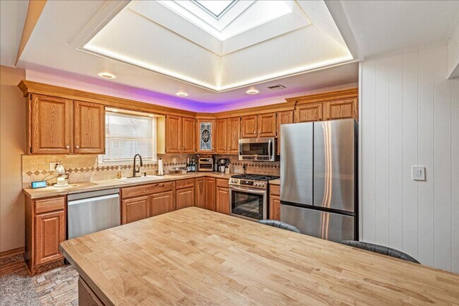 Building Photo - Immaculate 3 Bedroom & 2 Bathroom