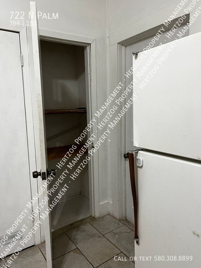 Building Photo - 722 N Palm-