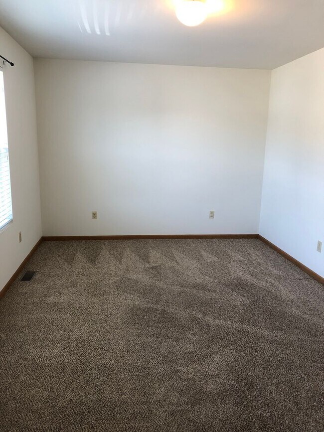Building Photo - 415 Briden
