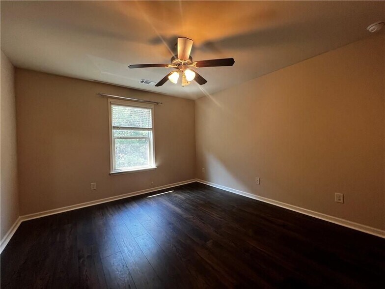 Building Photo - 750 Village Field Ct NW