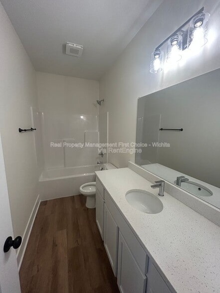 Building Photo - 17010 Kashmir St