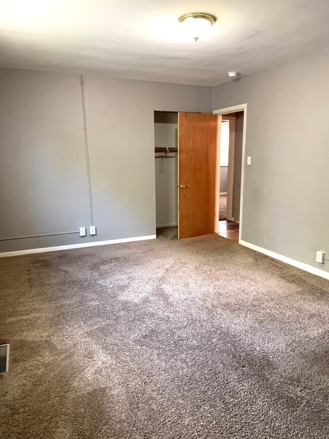 Building Photo - Spacious 4 bed/2 bath - walk to campus!