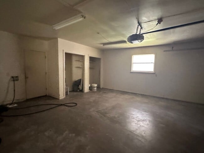 Building Photo - 825 Crestview Dr