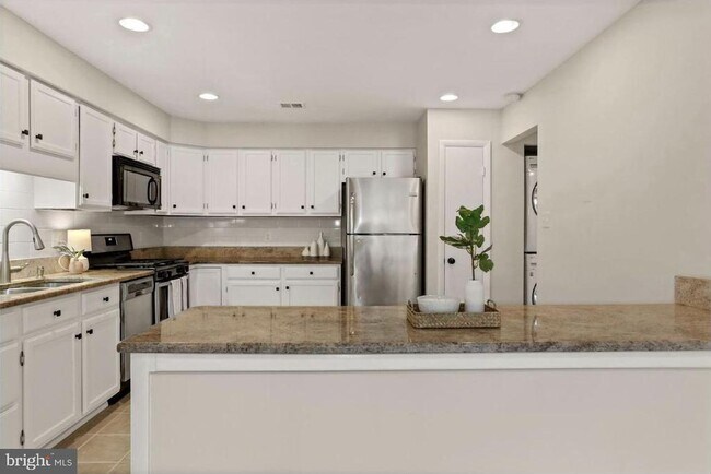 Building Photo - 3875 Steppes Ct