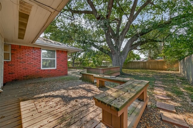 Building Photo - 5111 Creekbend Dr