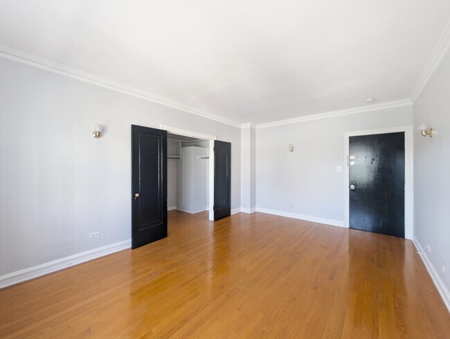 Building Photo - 917 W Eastwood Ave