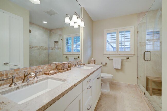 Building Photo - 722 Camelot Ln