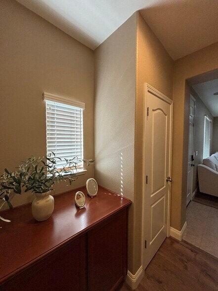 Building Photo - 343 Carriage Ln