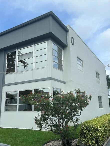 Building Photo - 720 Burgundy L