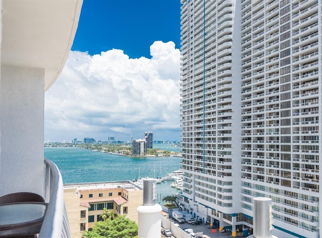 Building Photo - 1750 N Bayshore Dr