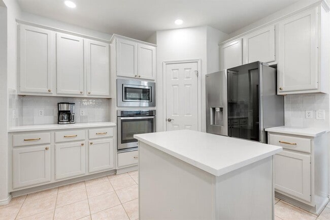 Building Photo - 11817 Lake Stone Dr