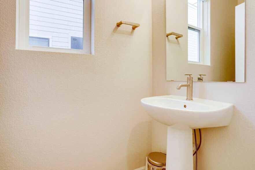 Building Photo - 6026 N Orleans St