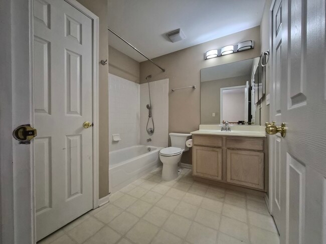 Building Photo - 1015 Woodview Ct