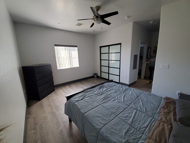 Building Photo - 521 E Mission Ln