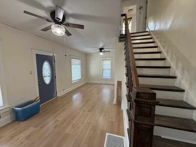 Building Photo - 2-912 E 6th St