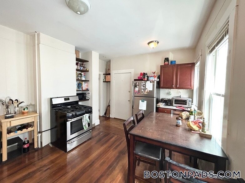 Building Photo - 74 Romsey St