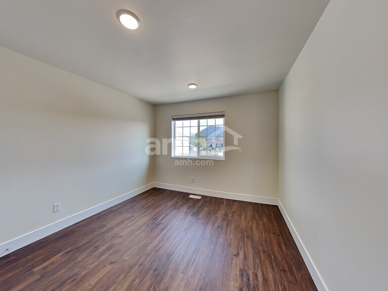 Building Photo - 305 Smith Dr