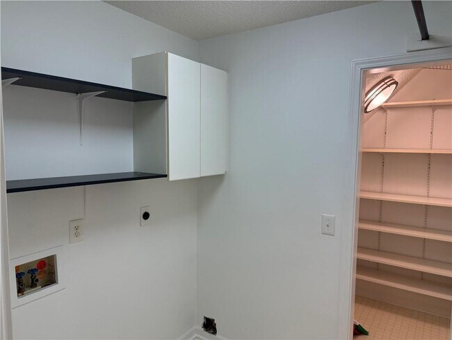 Building Photo - 6000 Carlow Ct SE