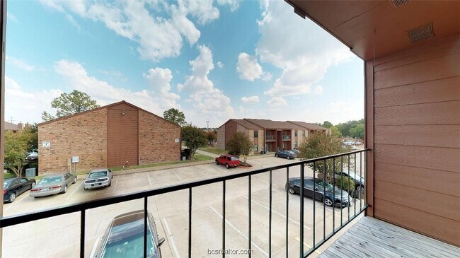 Building Photo - 904 University Oaks Blvd