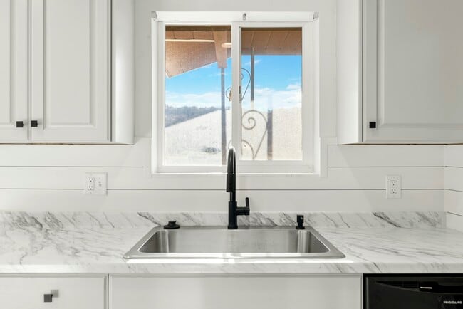 Building Photo - 1335 E Lester Dr