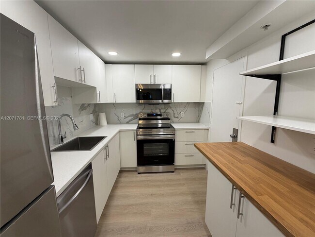 Building Photo - 400 Kings Point Dr