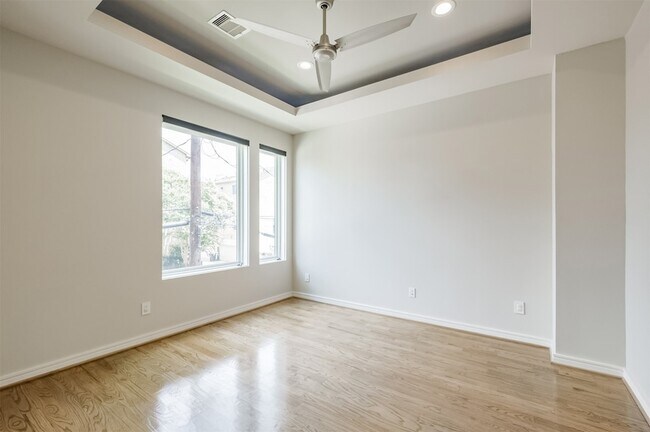 Building Photo - 711 W Clay St