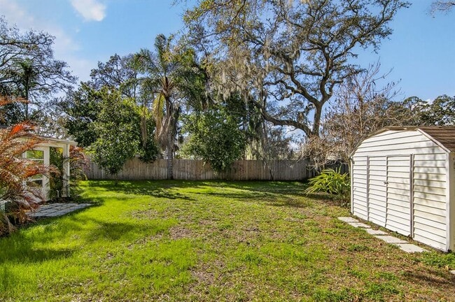 Building Photo - 815 W Lowry Ln