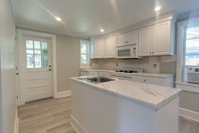 Building Photo - 813 N Spair St